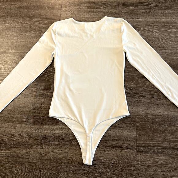 Aritzia Contour Crew Bodysuit Light Birch White Long Sleeve Size Medium M Fitted - Picture 7 of 16